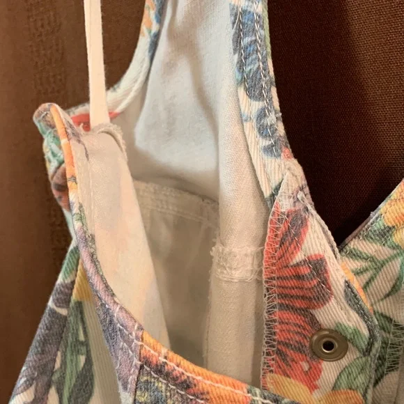 Button-Down Halter Crop Top - Picture 7 of 11